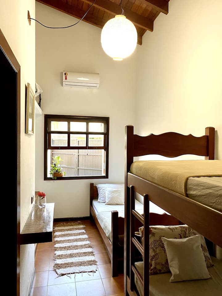 Vojni izlazni apartman s krevetom na kat, pomoćnim krevetom i klima-uređajem, s toplim/hladnim.