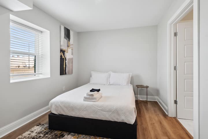 单元1A卧室2-标准双人床、带流媒体应用程序的壁挂式智能高清电视、精心设计、套房浴室