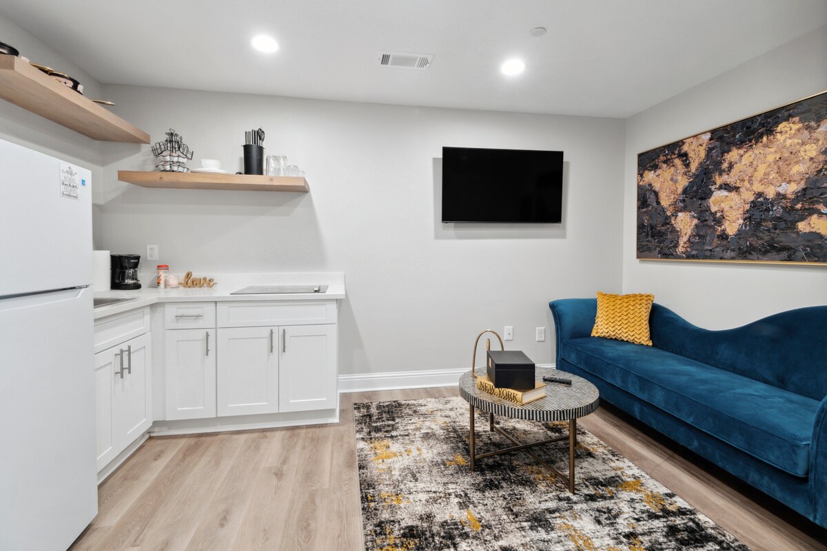 Jednotka 2A Obytný priestor - umiestnenie pre 4 osoby, namontovaná HDTV s streamovacími službami, pohovka, premyslene navrhnutá, vedľa kuchyne