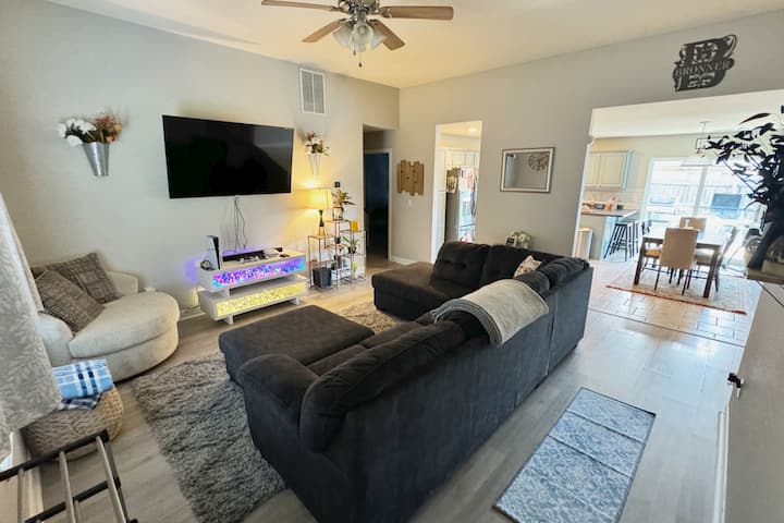 أريكة مقطعية فاخرة • ألعاب لوحية • مكيف هواء • كتب ومواد قراءة • ألعاب فيديو • تلفزيون 