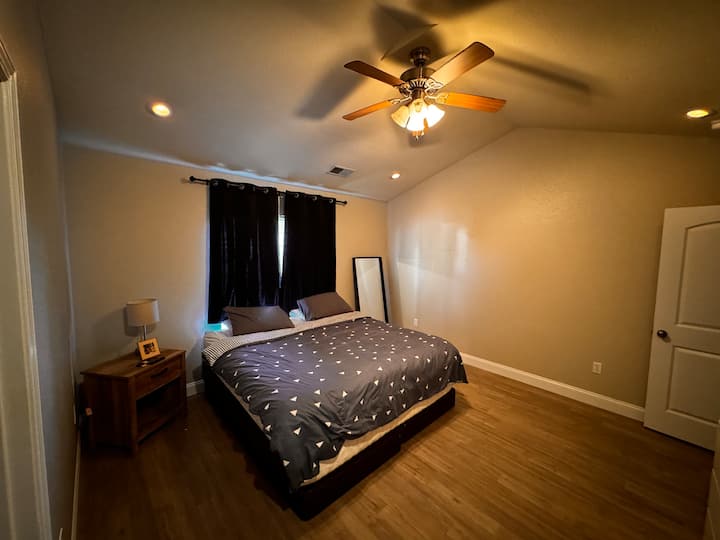 سرير كينج • مكيف هواء • أغطية سرير • وسائد وبطانيات إضافية • تدفئة • مكواة 