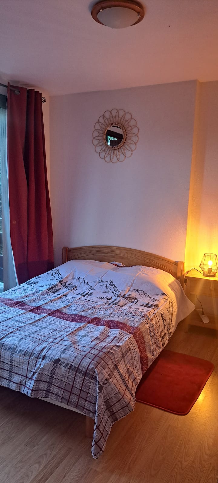 quarto principal com vestiário e pequeno terraço 