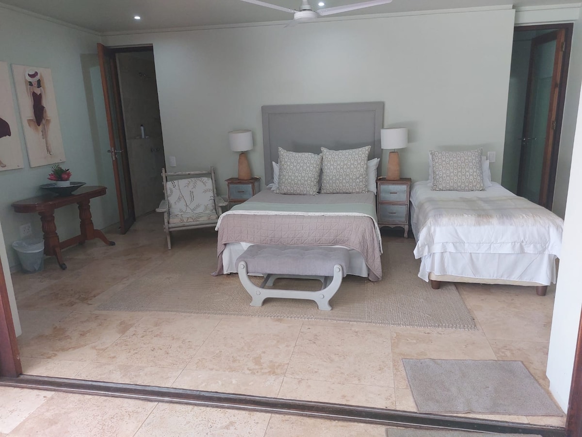 Druhá spálňa s manželskou posteľou a samostatnými lôžkami