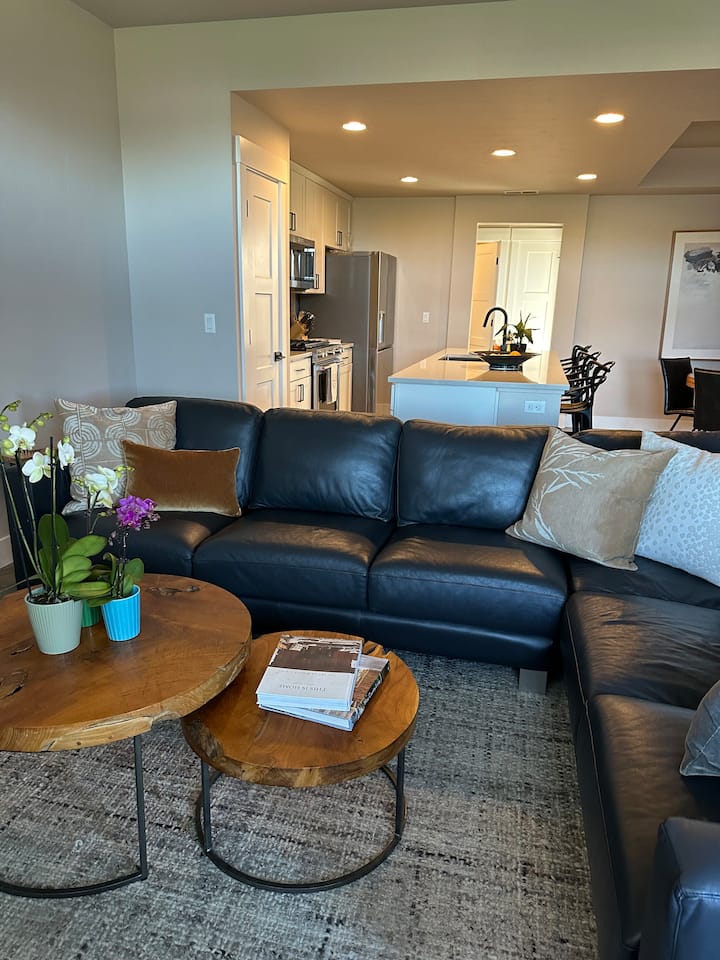 Beautifully Decorated Modern - Bend, OR