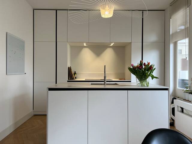 Large penthouse with roof terrace near Vondelpark. gallery image 4