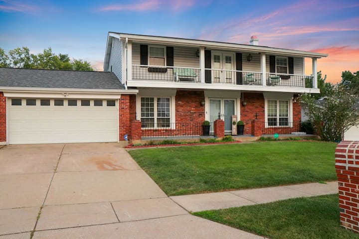 Nice 4-bed Home | Pool, Hot Tub. - Chesterfield, MO