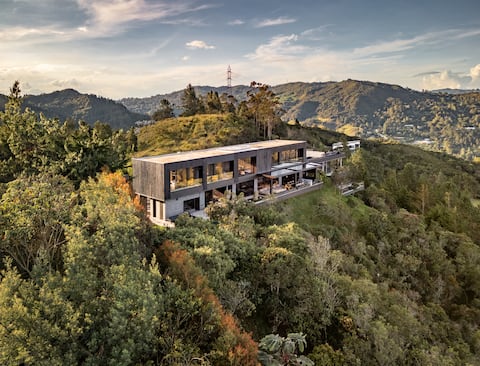 Exclusive House views to a lake/Jacuzzi/Steam room