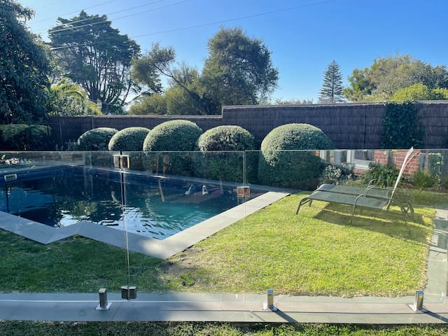 Spacious Sorrento Retreat gallery image 3