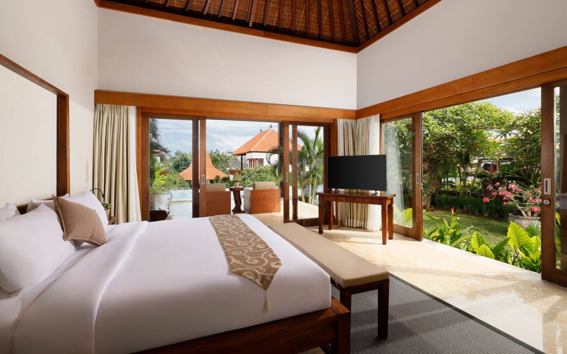 Snug Tropical Gathering 6 Bedroom Private Villa in Canggu 3