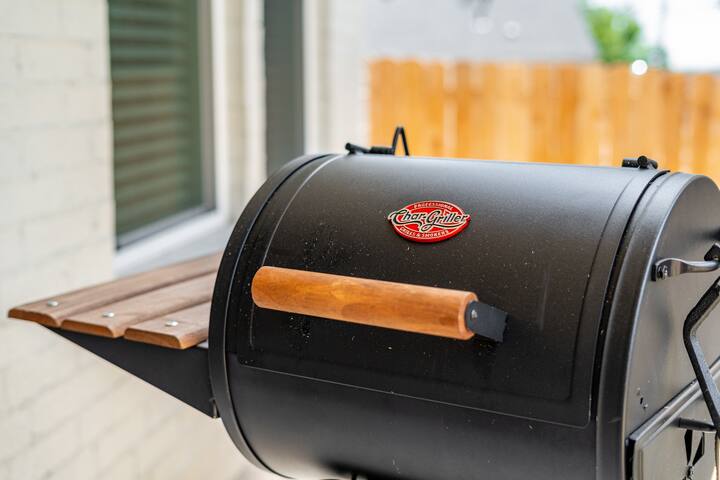 Expertly Designed Home w/ Fire Pit + Telescope gallery image 5