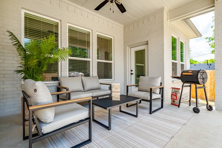 Expertly Designed Home w/ Fire Pit + Telescope gallery image 2