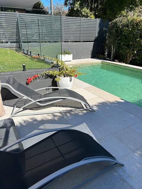Entire home, pool and beach.
6 bedrooms
11 beds.