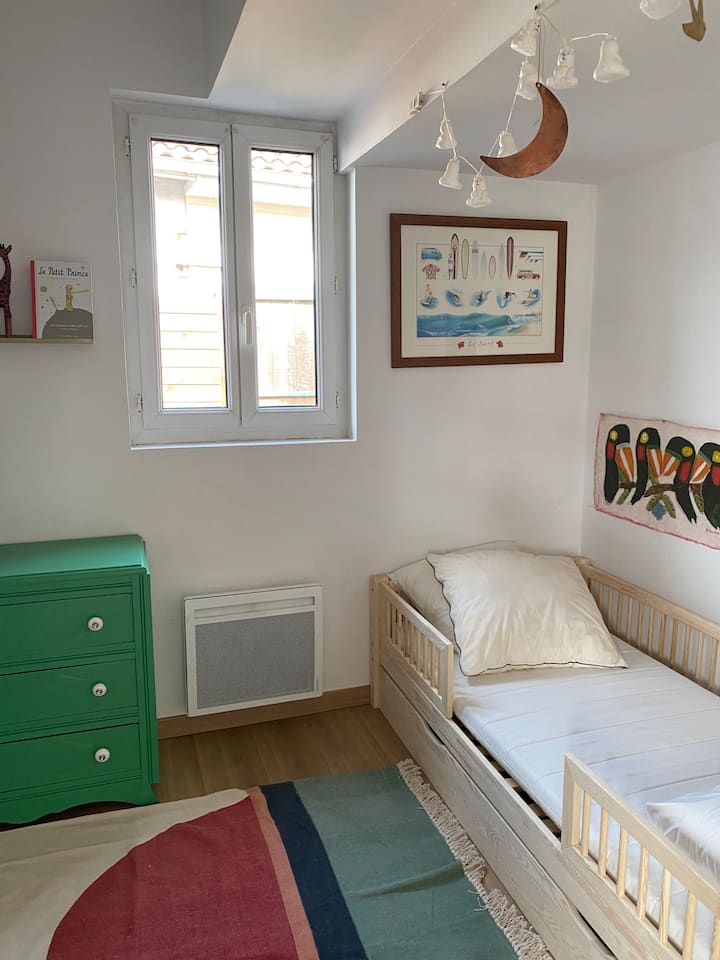 Chambre lit simple (90x200). Idéale pour enfants ou ados (possibilité de rajouter une personne (lit simple supplémentaire (90x190).
