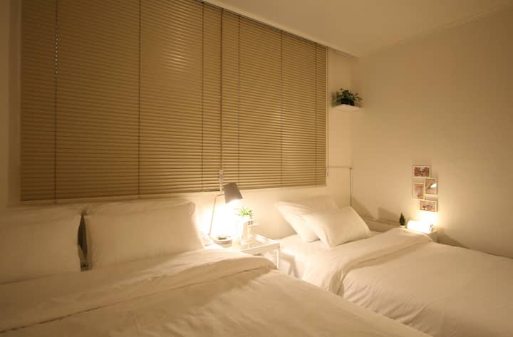 ♡2♡
חדר שינה נעים עם מיטת קווין סייז ומיטת יחיד. תריסים בצבע בז' ומצעים לבנים יוצרים אווירה חמימה ונעימה.