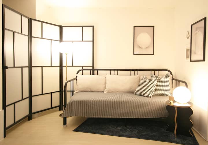 סלון

ספה נפתחת, שולחן צד, תאורת רצפה, מטהר אוויר, טלוויזיה 40 אינץ'