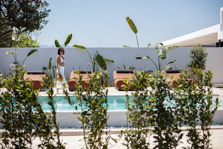 Nuera III: Modern 3BR Villa, 300m from the Beach gallery image 3