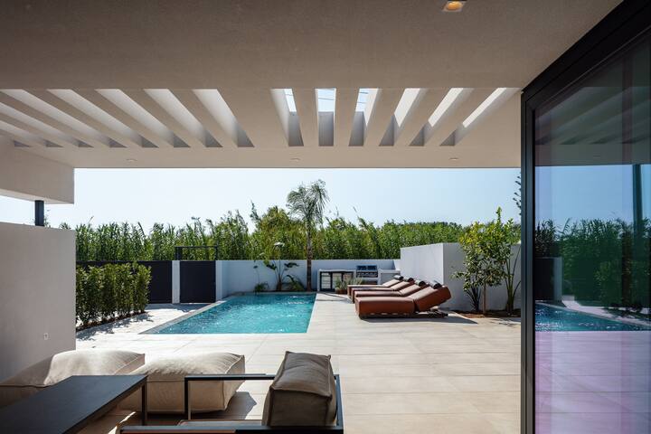 Nuera III: Modern 3BR Villa, 300m from the Beach gallery image 4