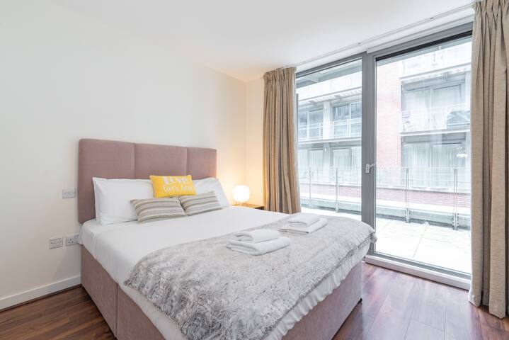 CENTRAL DUBLIN SMITHFIELD MARKET BEAUTIFUL APT 6. gallery image 3