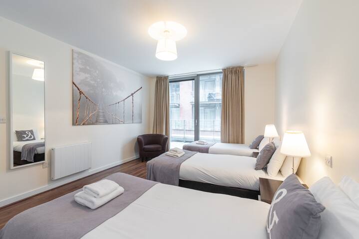 CENTRAL DUBLIN SMITHFIELD MARKET BEAUTIFUL APT 6. gallery image 4
