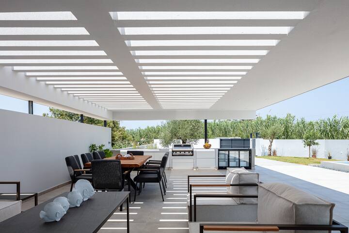 Nuera IV: Modern 4BR Villa, 300m from the Beach gallery image 3