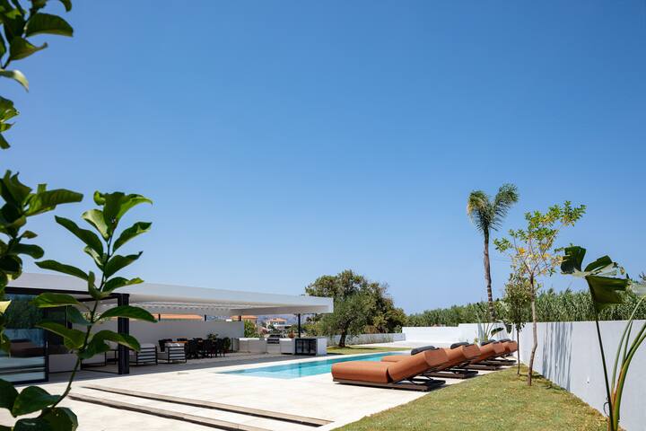 Nuera IV: Modern 4BR Villa, 300m from the Beach gallery image 2