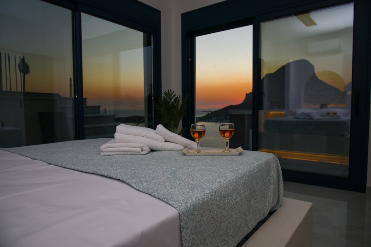 Rust uit in de serene slaapkamer, compleet met een zacht bed, zacht beddengoed en opbergruimte voor een echt rustgevende nacht.