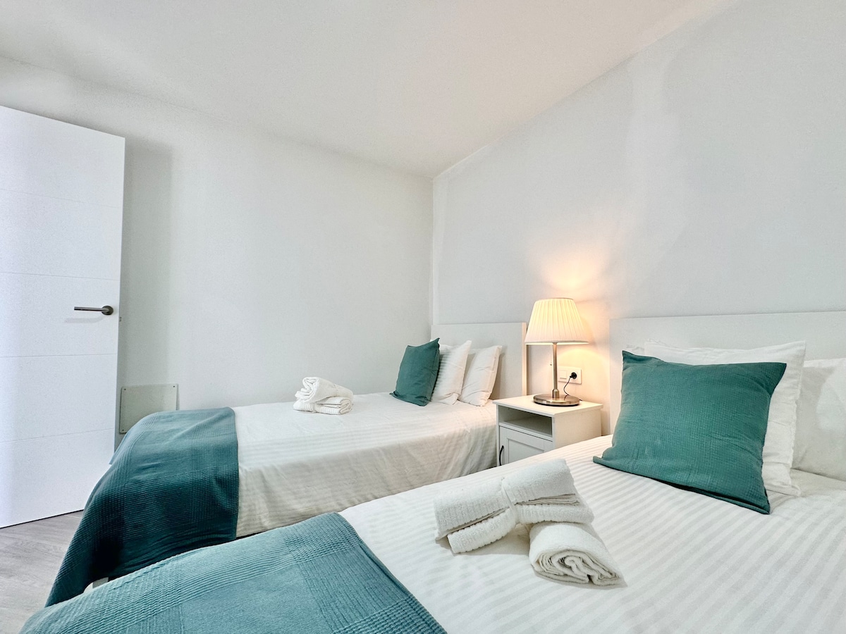 Гостинска соба со два прекрасни единечни кревета