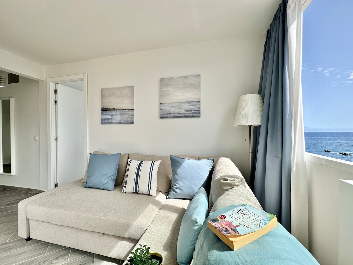 Удобна дневна соба со поглед на море