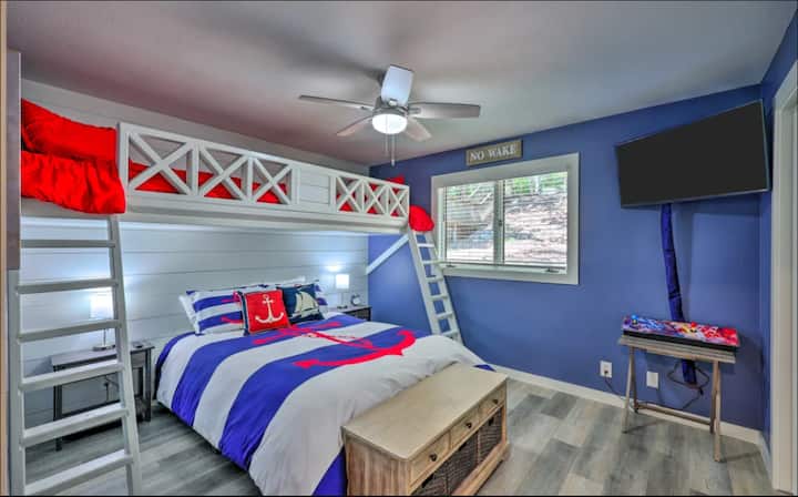 חדר שינה שני עם מיטת קווין סייז ושתי מיטות יחיד בלופט (הן קצת קצרות יותר ממיטות זוגיות סטנדרטיות.  הילדים אוהבים את המקום הזה!)  יש גם קונסולת משחקים עם טונות של משחקי ארקייד רטרו!