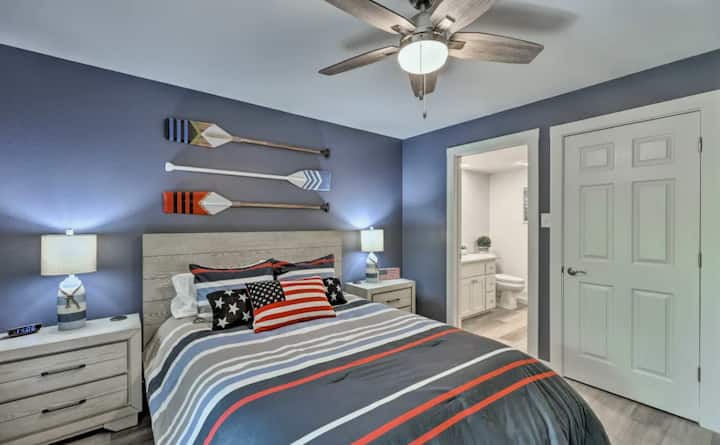 חדר שינה ראשי עם מיטת קווין