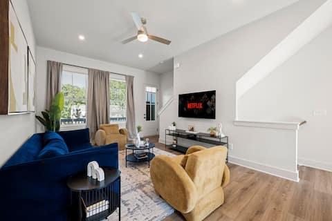 Popular Airbnb listing: World Cup 3 bed/3 bath|sleeps 8|sauna|free parking in Chosewood Park
