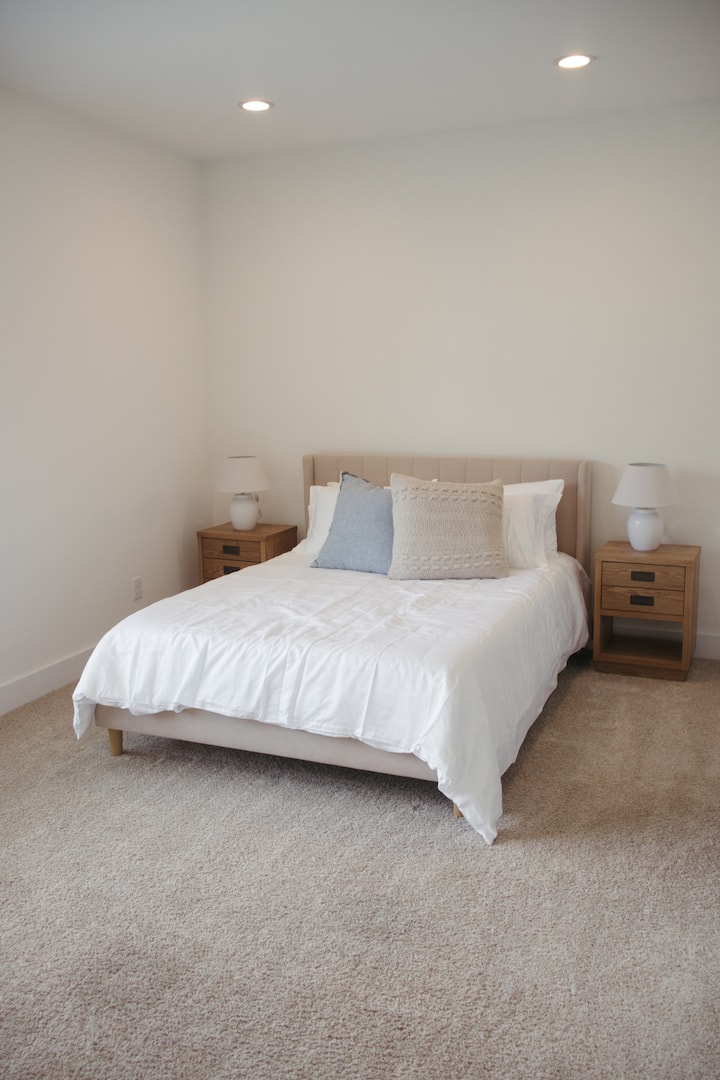 Спалната соба 3 има удобен брачен кревет (широк 150-179 см), мек тепих и топол, неутрален декор, нудејќи мирно место за одмор.