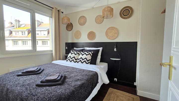 加大双人床，配备高品质床垫（ 160x200 ）、卷帘、更衣室