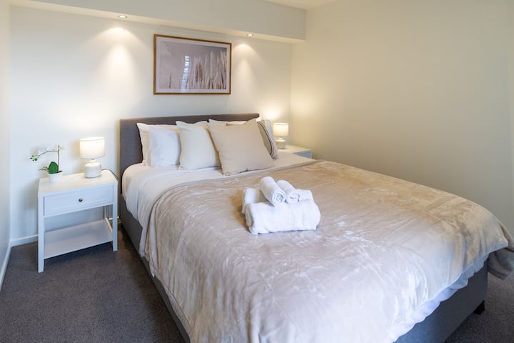 تحتوي غرفة النوم على سرير متوسط الحجم مع وسائد وبطانية ومناشف مقدمة لراحتك. كما تحتوي على طاولة بجانب السرير مع مصباح لمزيد من الراحة.