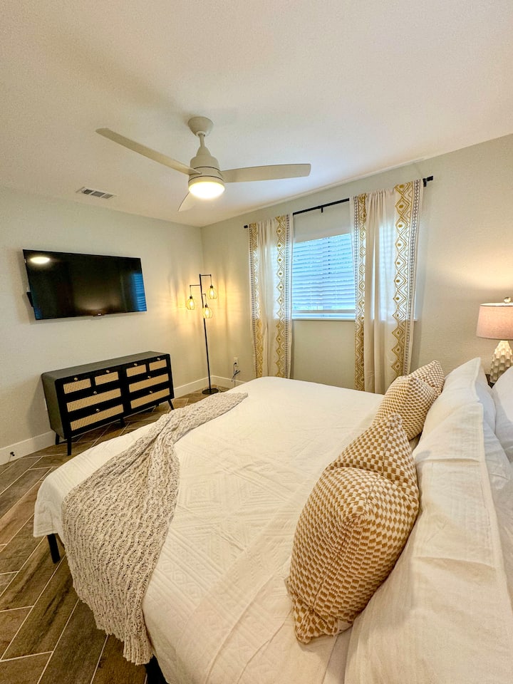 Დიდი ზომის საწოლი ვენტილატორითა და სმარტ-ტელევიზორით