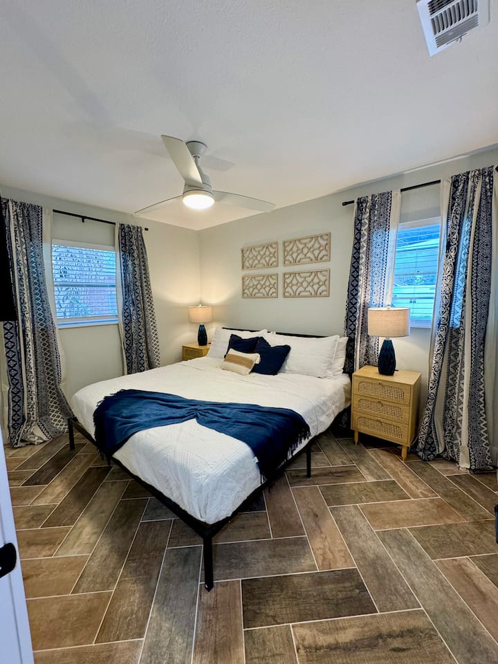 Თანამედროვე დიდი ზომის საწოლი ვენტილატორითა და ტელევიზორით (სურათზე არ არის). Ასევე შეიცავს ტელეფონის დამუხტვას ღამის სადგამებზე