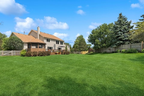 1/2 Acre Retreat: 100" TV, Open layout | Navy Base