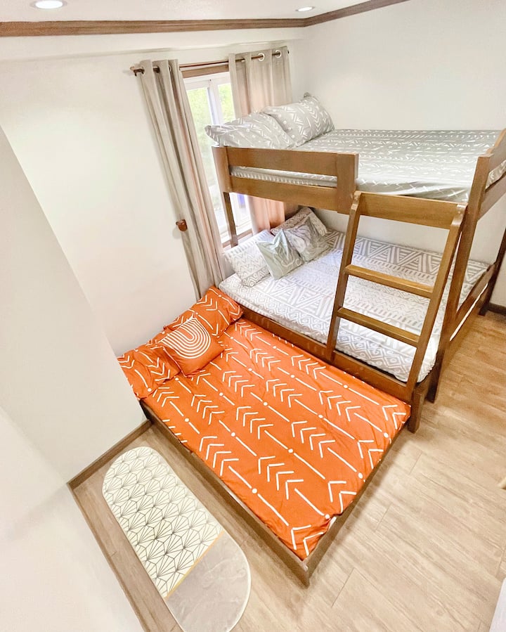 Bon pour 4 à 5 personnes 
2 lits double 
1 lit queen size 
Tous les draps, couvertures,oreillers assainis, frais et propres pour chaque voyageur