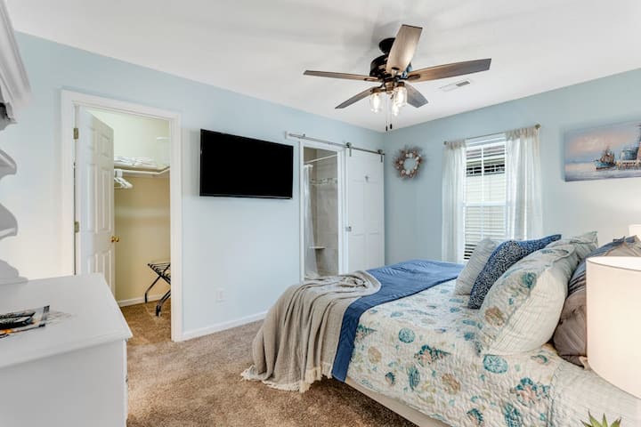 غرفة نوم أساسية مع حمام/دش خاص وتلفزيون ذكي لبث أفلامك وعروضك المفضلة.
يتم توفير الأسرّة والمناشف لك بالإضافة إلى مستلزمات الحمام الأساسية.  