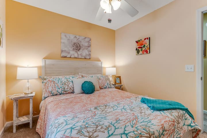 سرير بحجم كوين مع ملاءات ومناشف متوفرة لك.
مروحة سقف وتلفزيون ذكي لعرض قنوات البث المفضلة لديك.