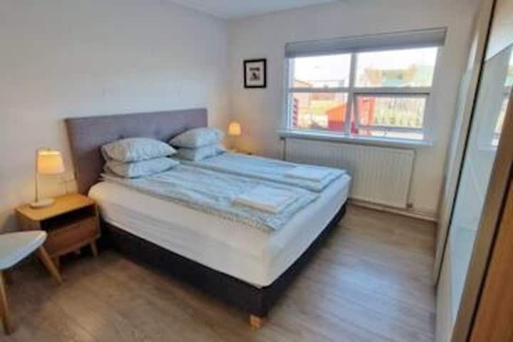 Hlavná spálňa má vreckovú super veľkú manželskú posteľ. 