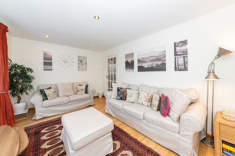 Top performing Airbnb: Family home, view Windsor Castle in Eton