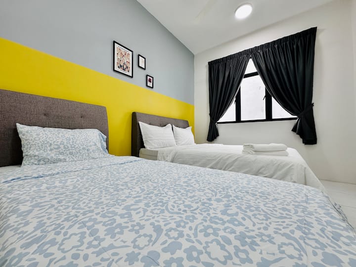 Соба со втор кревет 
- 1 брачен кревет (широк 180-179 см) 
- 1 единечен кревет 
- клима уред + вентилатори 
- Затемнување на завесата