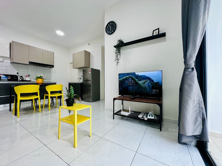 Сместување ВО СОБА со 3 КРЕВЕТИ
- Главна соба со кревет (2 брачни кревети)
- соба со втор кревет (1 брачен кревет (широк 150-179 см) + 1 единечен кревет (широк 180-179 см)
- соба со трет кревет (1 брачен кревет)
- Дневна соба (1 брачен кревет на спуштање)

Цела соба со клима уред и вентилатори 
Обезбедени се машина за перење алишта и кујничка

