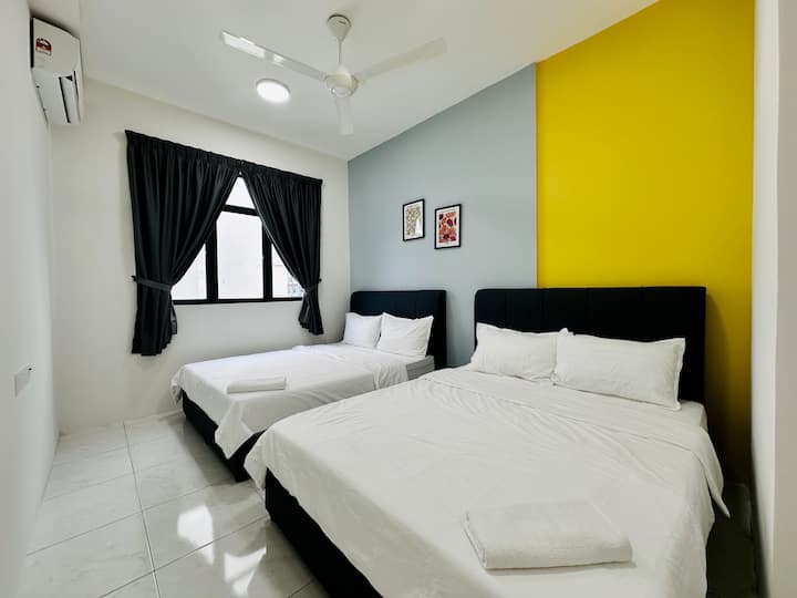 Главна соба за спиење 
- 2 брачни кревета 
- Прозорци 
- Вентилатори и клима уред 
- Приватна бања 
