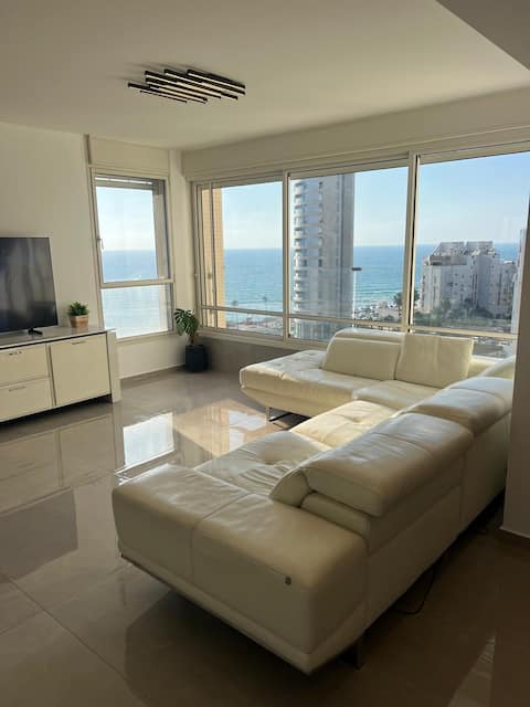 Beachfront apartment in Bat Yam