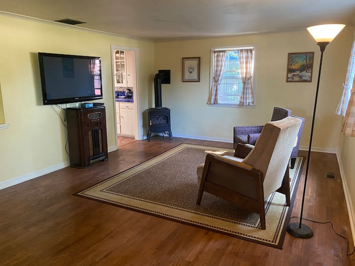 Historic Cape Cod Farmhouse - Kent, WA