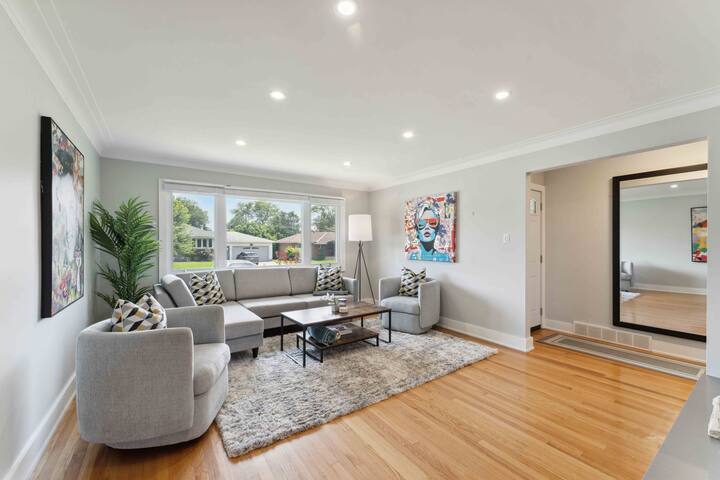 Artistic & Trendy 4 Bed w/ Heated Inground POOL gallery image 5