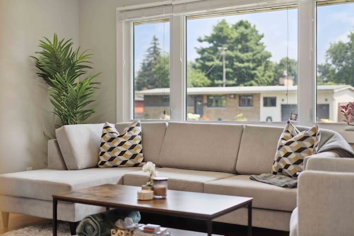 Artistic & Trendy 4 Bed w/ Heated Inground POOL gallery image 2