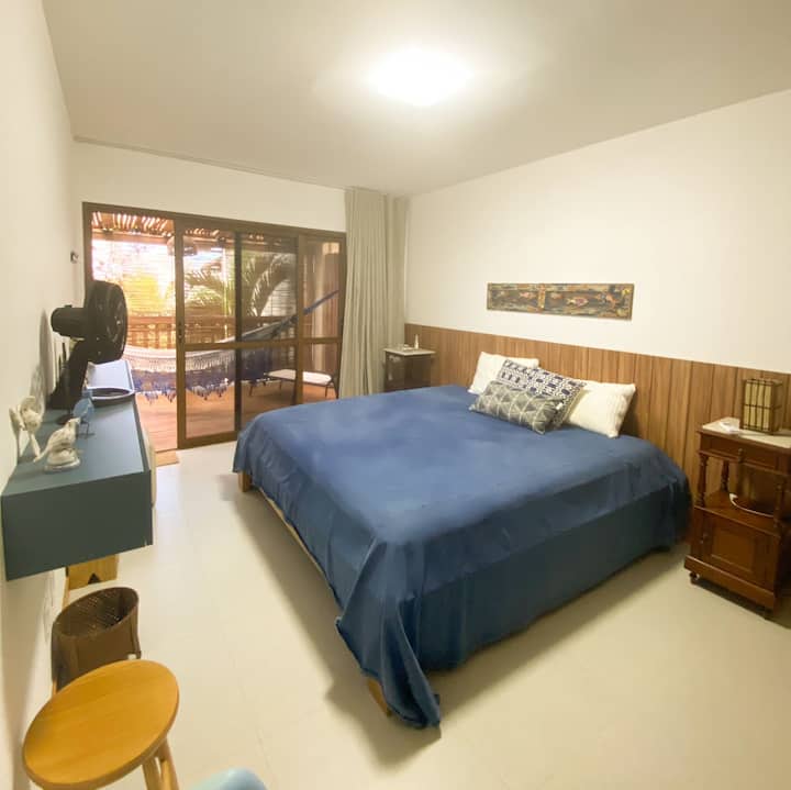 Suita kryesore është mjaft e madhe, me një krevat Super King Size dhe ballkonin dhe banjën e vet! Ka gjithë rehatinë që të duhet për të pushuar.